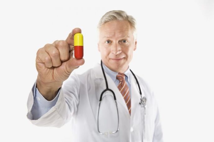 médico ofrece medicamentos para la prostatitis